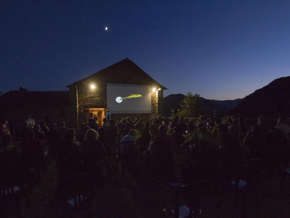 Poder hacer las proyecciones de cine al aire libre ha permitido llevar a cabo el festival de cine de Ascaso.