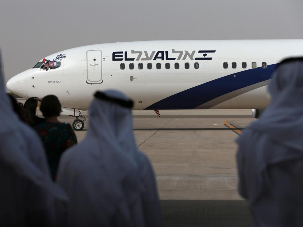 El primer vuelo comercial entre Israel y Emiratos, tras aterrizar en Abu Dabi.