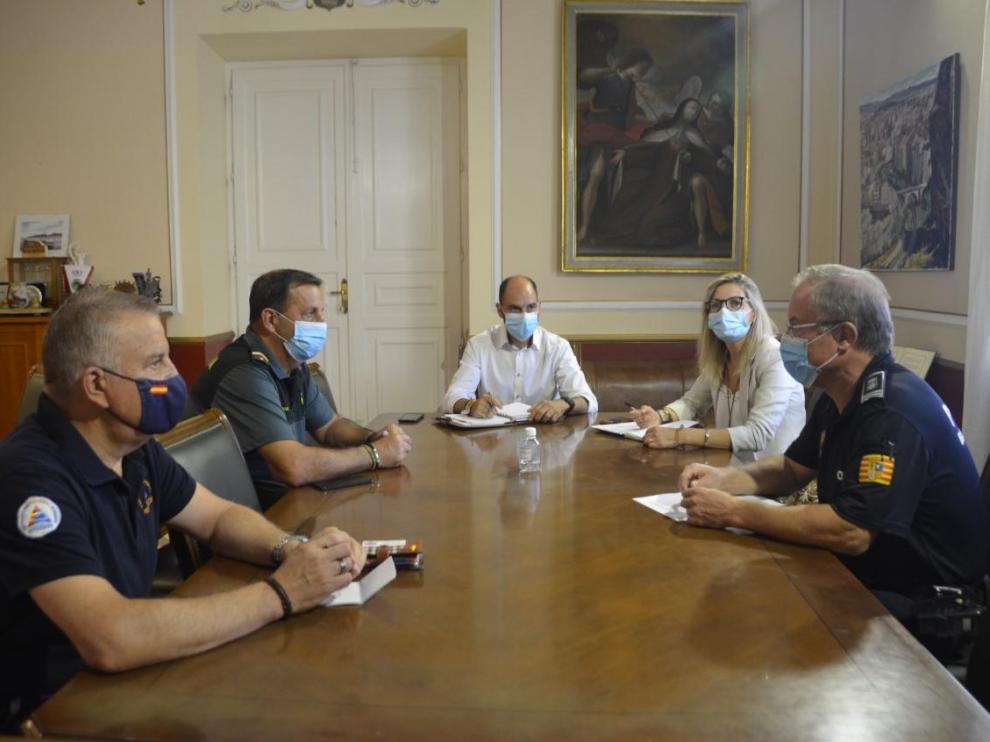 Reunión del alcalde de Barbastro, Fernando Torres, con responsables de la Guardia Civil, Protección Civil y Policía Local.