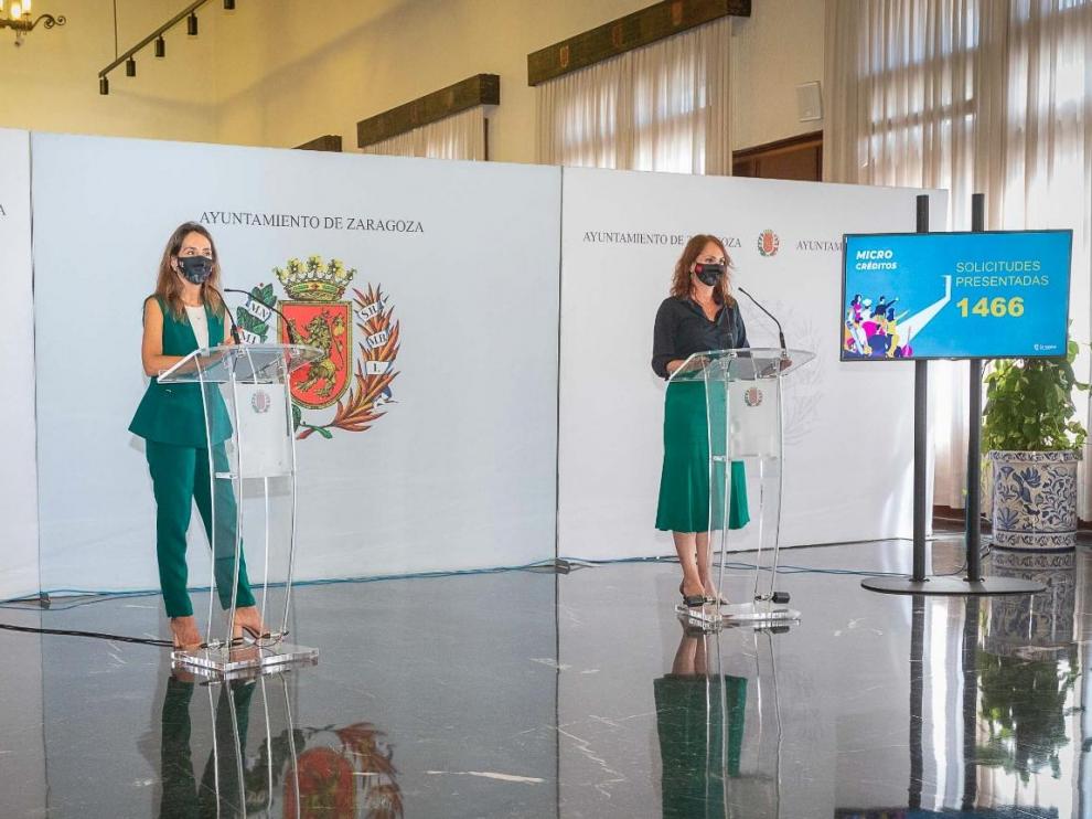 Las concejales de Hacienda y Economía, María Navarro y Carmen Herrarte, durante la presentación del balance del plan de microcréditos.