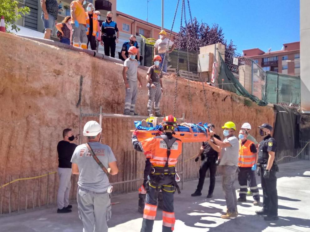 Bomberos de la DPT rescatan a un trabajador herido en unas obras de construcción en Teruel