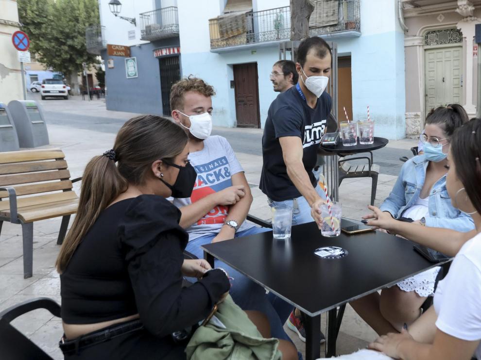 Varios locales de ocio nocturno de la plaza de Los Fueros de Huesca han retomado su actividad con veladores y en el interior gracias a una autorización extraordinaria.