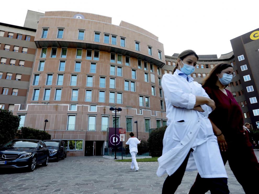 Exterior del hospital San Raffaele donde está hospitalizado Berlusconi, el viernes en Milán.