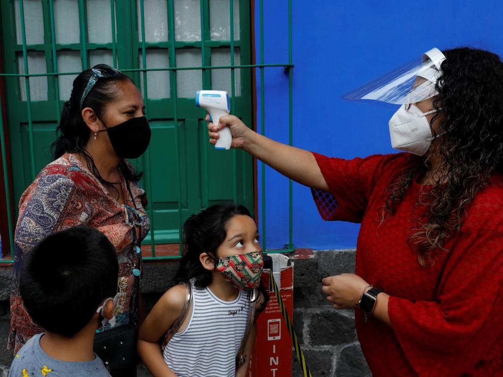 Toma de temperatura a una familia en la visita a la Casa Azul de Frida Kahlo en Ciudad de México.