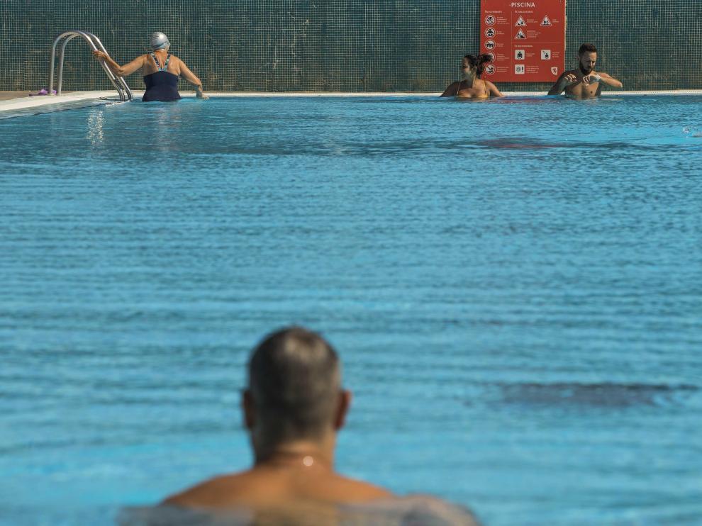 El cierzo también despide la temporada de verano de las piscinas municipales