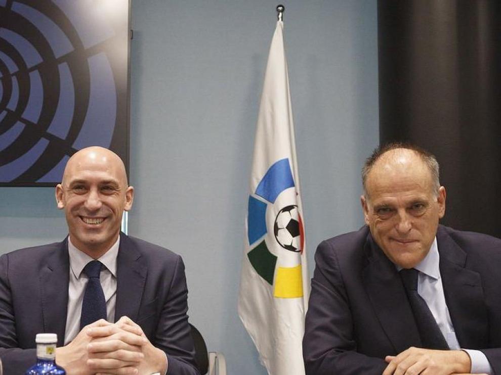Luis Rubiales y Javier Tebas Medrano, al inicio de una reunión.