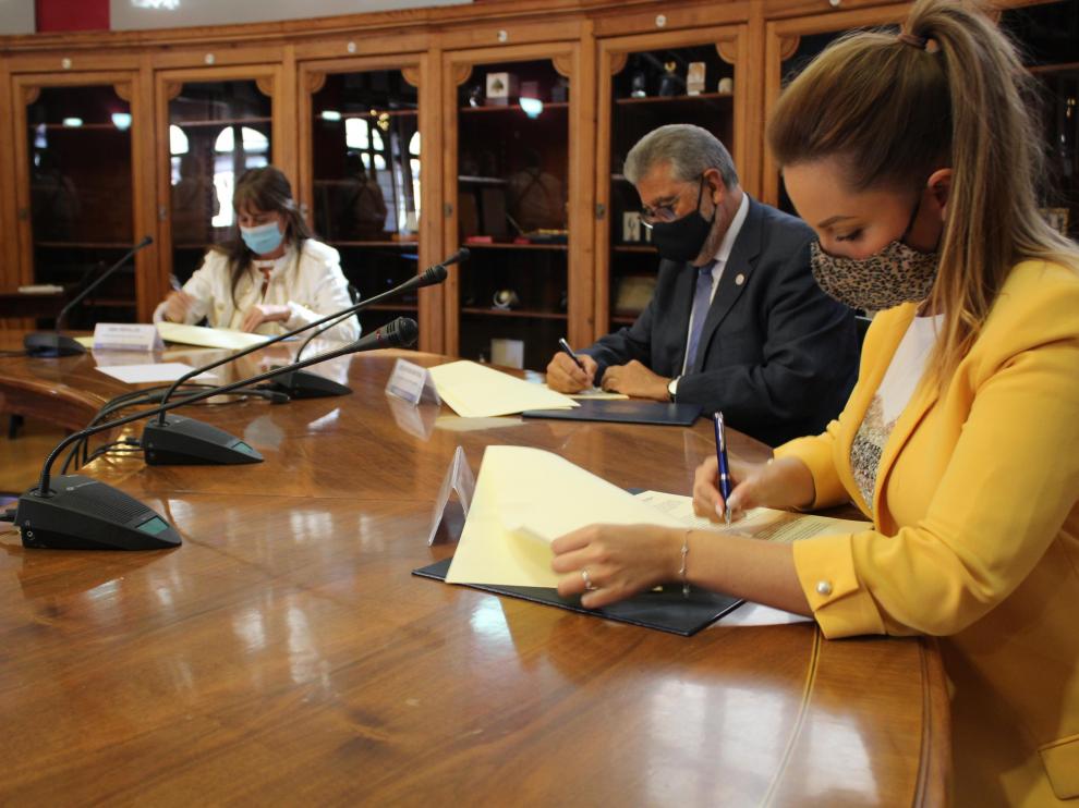 Firma del concierto suscrito por la Universidad de Zaragoza, la Consejería de Ciencia, Universidad y Sociedad del Conocimiento y la Consejería de Sanidad.