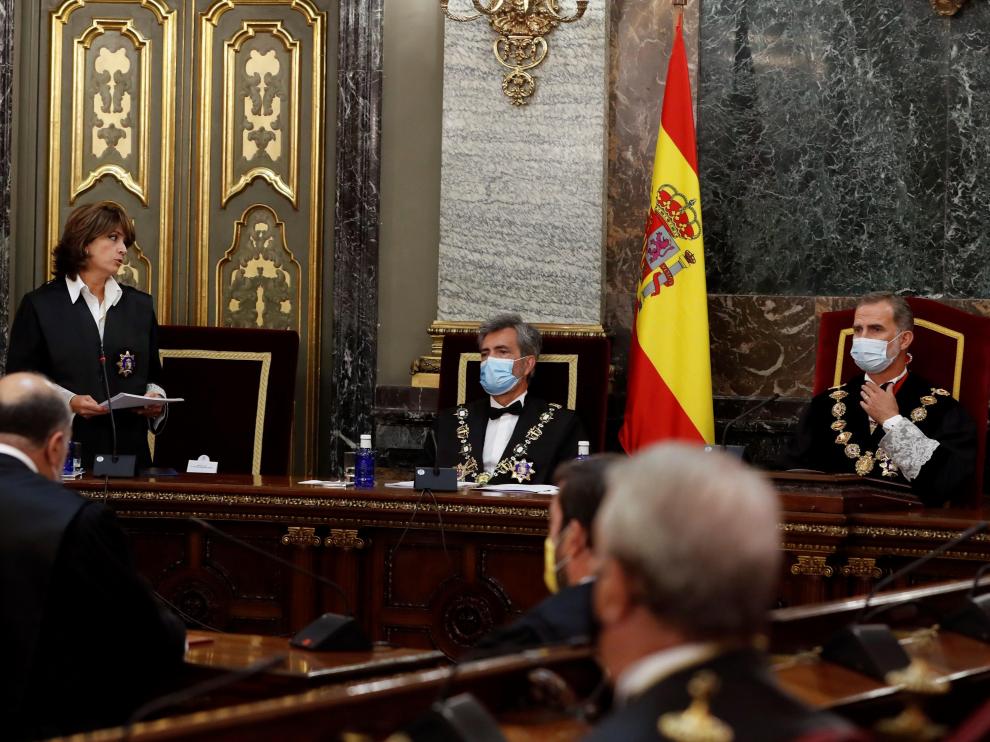 La fiscal general del Estado, Dolores Delgado, interviene en presencia del rey Felipe VI y del presidente del CGPJ, Carlos Lesmes (c), durante la inauguración del año judicial, este lunes en el Tribunal Supremo en Madrid.