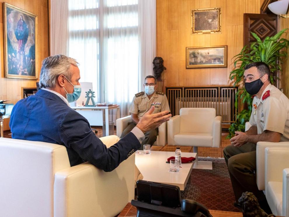 Azcón durante su reunión con el nuevo director de la Academia General Militar y comandante militar de Zaragoza y Teruel, el general de brigada Manuel Pérez López, que ha estado acompañado por el coronel Fernando Ruiz Idiago.