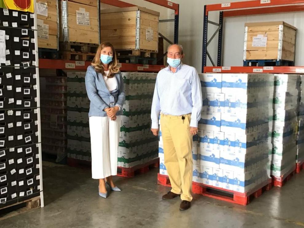 Laura Cortel y José Ignacio Alfaro en la entrega de la donación de Mercadona, este miércoles.