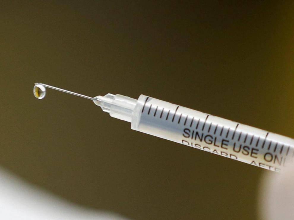 Una jeringuilla con una vacuna experimental que se está desarrollando en Sudáfrica.