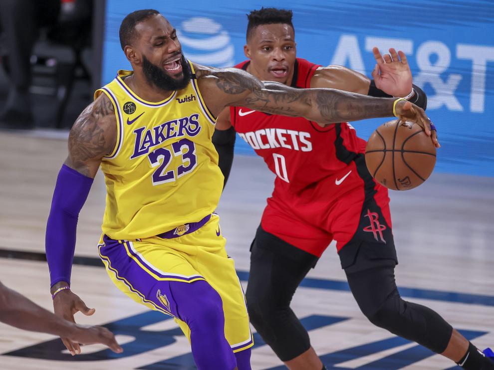 LeBron James (izquierda), en acción contra Russell Westbrook.