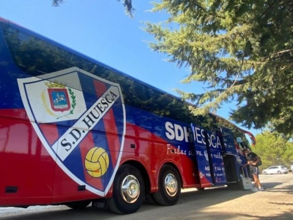 El autobús de la SD Huesca, listo para partir hacia Villarreal.