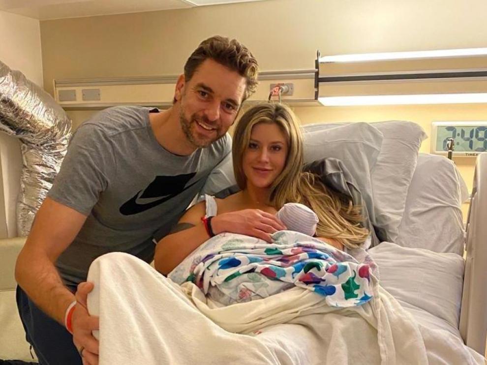 Pau Gasol y Catherine McDonnell, padres de una niña.