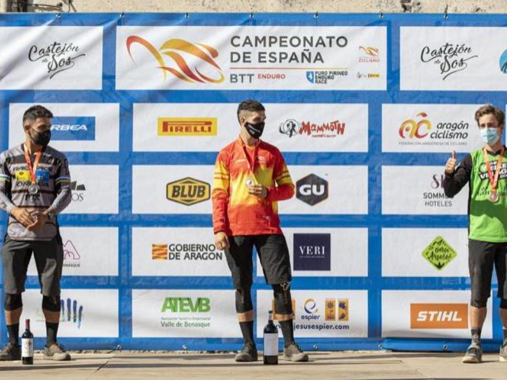 Gabriel Torralba, campeón de España de enduro, en el podio.