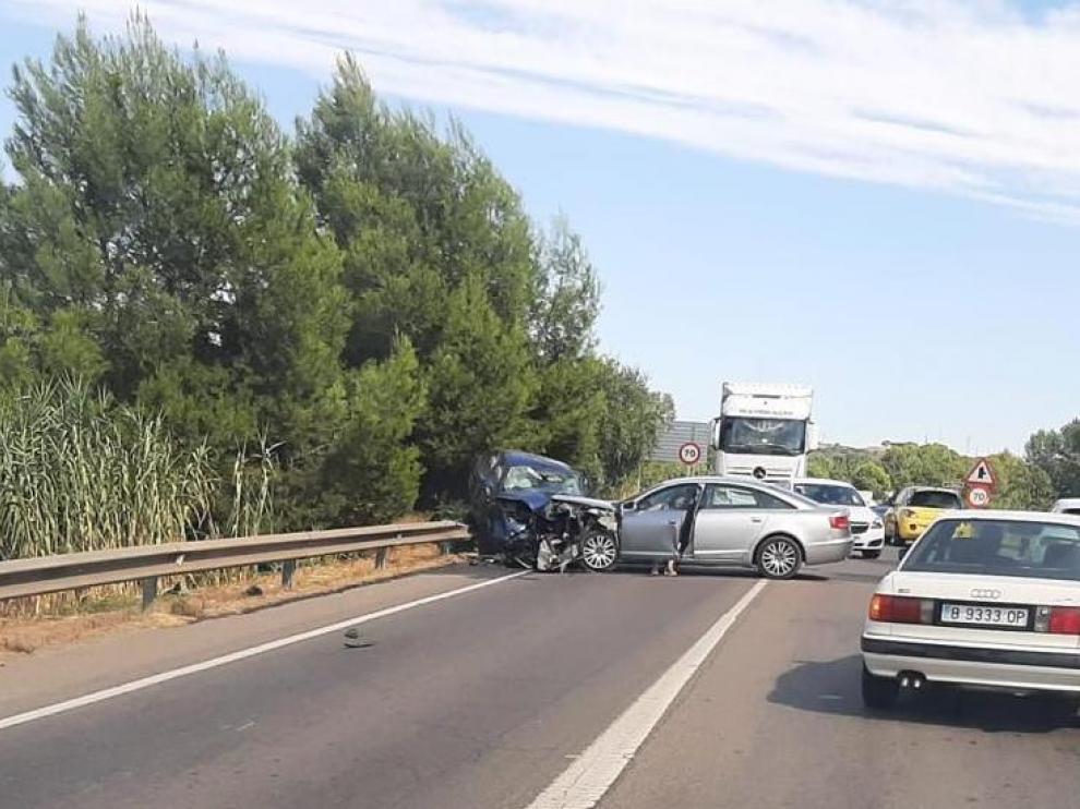Los dos vehículos colisionaron en el puente de la N-240.