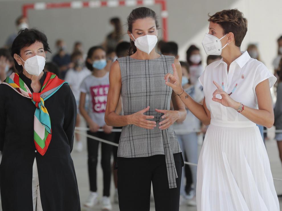 La reina Letizia (en el centro), en compañía de la presidenta navarra, María Chivite (derecha) y la ministra de Educación, Isabel Celaá.