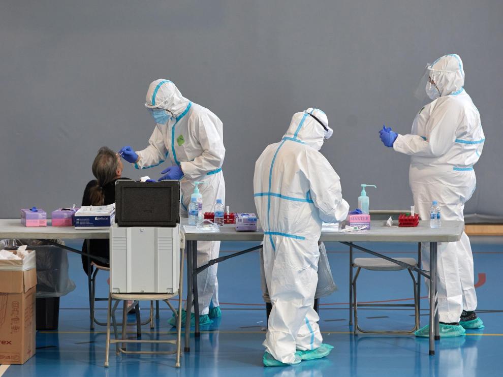 Personal sanitario realizan pruebas PCR durante la campaña de cribado masivo para contener contagios de covid-19 que ha comenzado hoy en Gerona