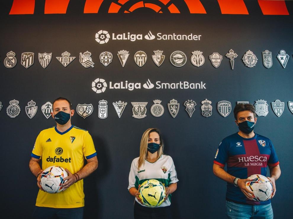 Diego Pesqué, junto a los aficionados del Cádiz y el Elche que colocaron los escudos de sus equipos en la sede de La Liga en Londres.