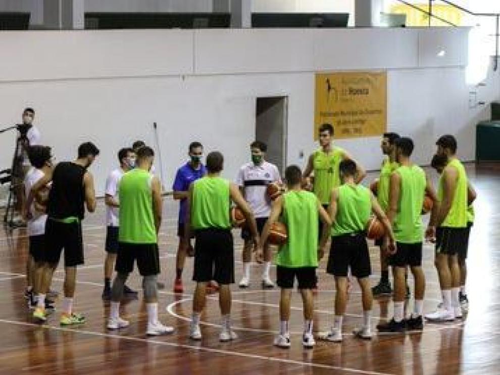 Diego Gómez se dirige a sus jugadores durante un entrenamiento de la pretemporada.