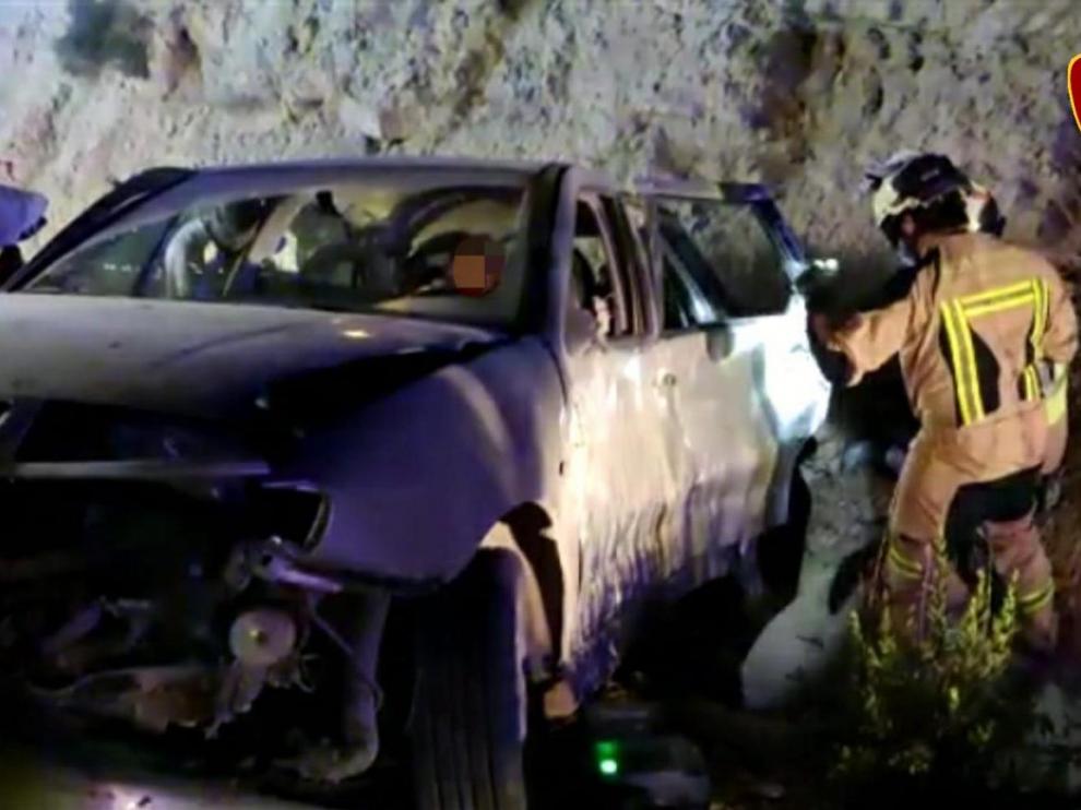 Los bomberos de la DPZ rescatan al conductor del vehículo accidentado en el término de Maella.