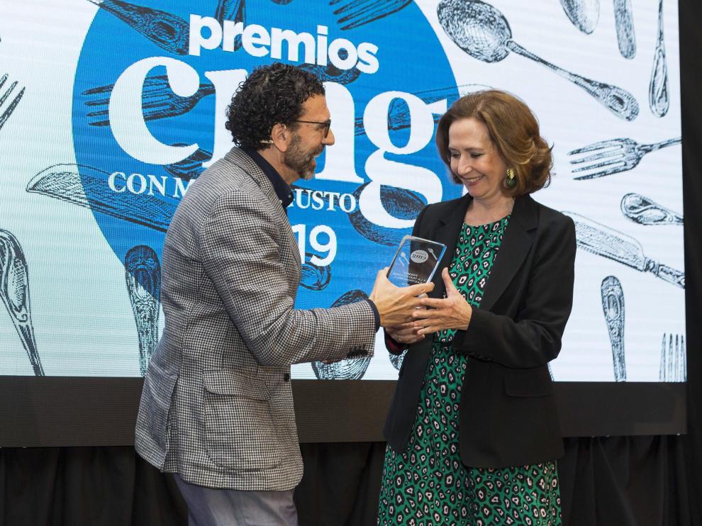 Lourdes Plana recibe de Enrique Torquet un premio de 'Con mucho gusto' en 2019