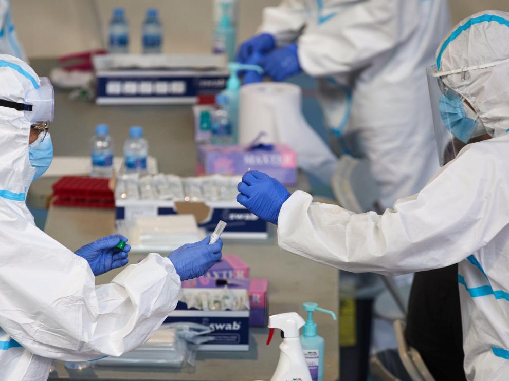Personal sanitario realizan pruebas PCR en Gerona