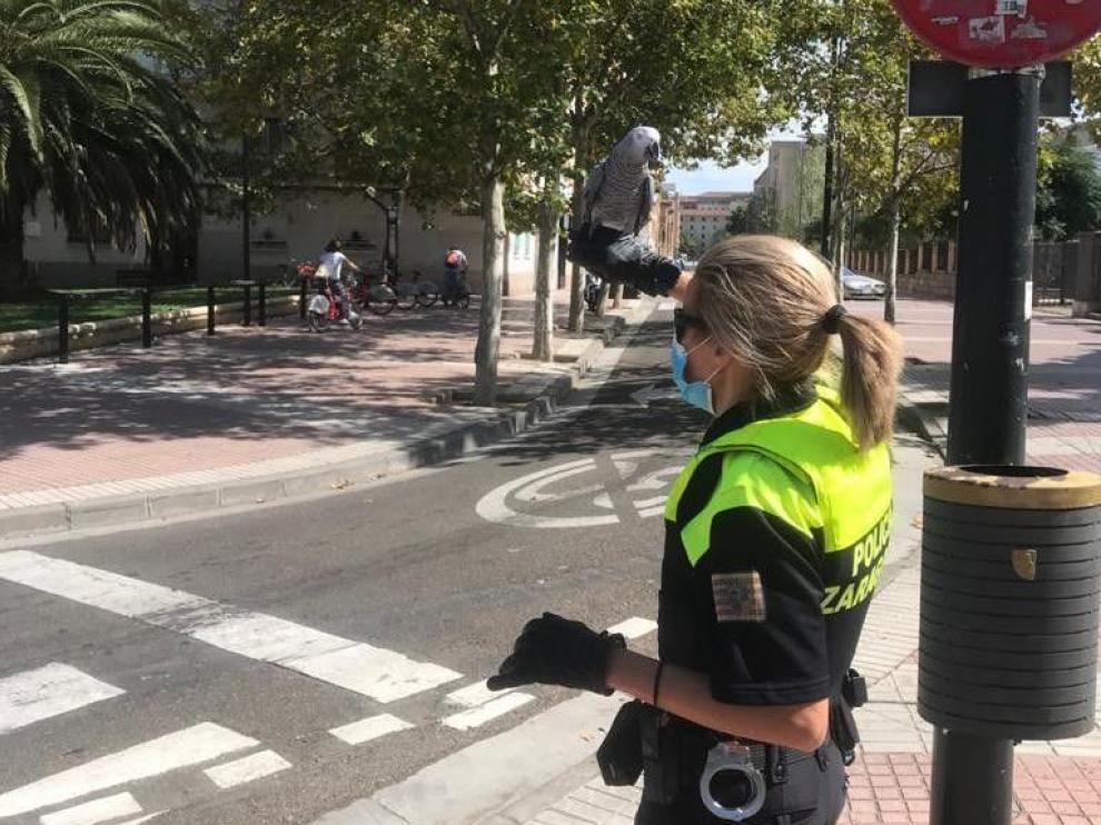 Una agente, con el pájaro sobre el brazo.
