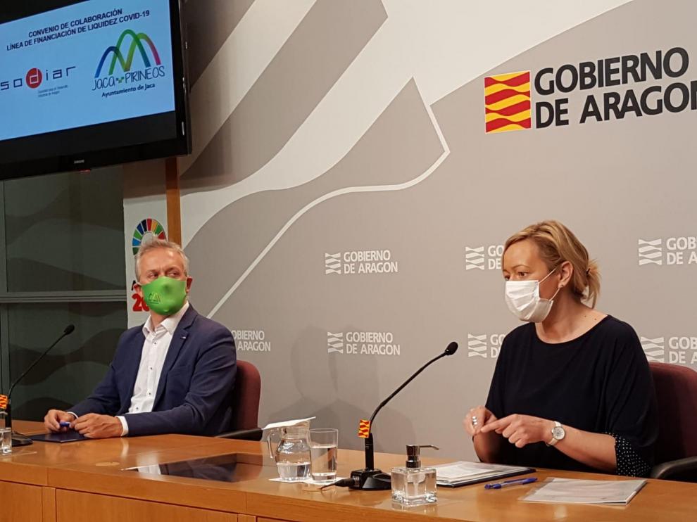 Firma del convenio entre la consejera Marta Gastón y el alcalde de Jaca, Juan Manuel Ramón