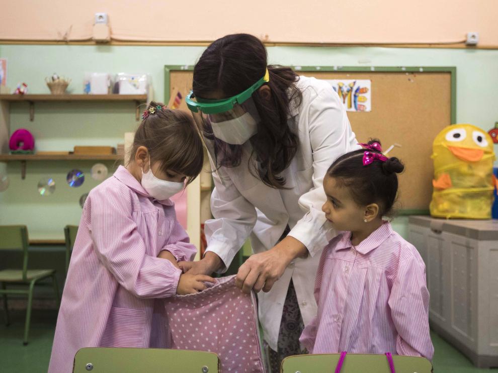 Alumnas de infantil del CEIP Tío Jorge de Zaragoza, en su primer día de regreso a las aulas.
