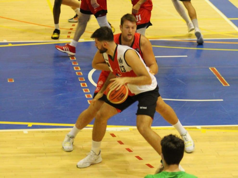 Ramón Vilà postea ante un defensor del Basket Navarra