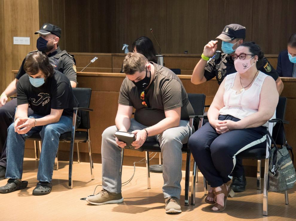 Iván y Carlos Pardo y su madre, Nieves, en el banquillo de los acusados por el presunto asesinato de Naiara.