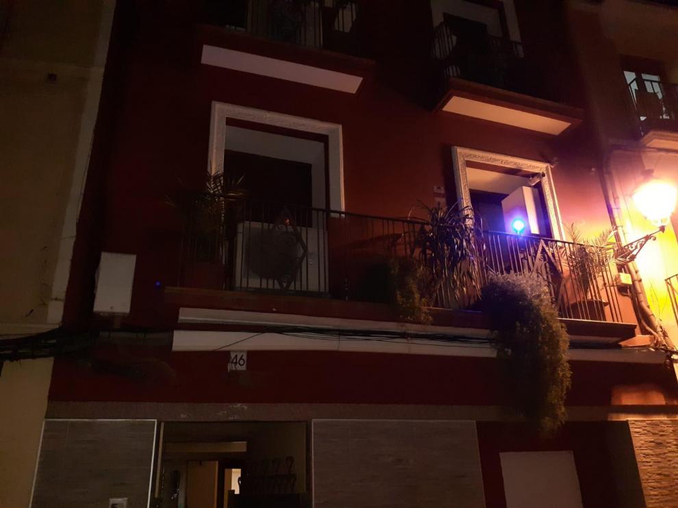 Una ventana muestra la luz azul en la calle de Pignatelli.