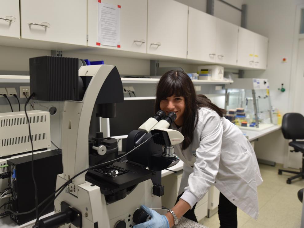 La biotecnóloga Cristina Mayor Ruiz, con uno de los microscopios del laboratorio vienés.