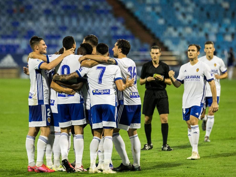 Los futbolistas del Real Zaragoza celebran con efusividad el 1-0 ante el Girona, gol anotado por el esloveno Haris Vuckic en el minuto 62.