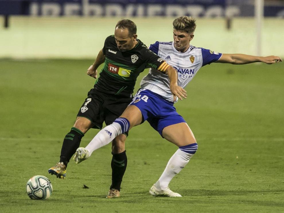 Guti pugna con Nino, que será su nuevo compañero, en el Real Zaragoza-Elche de hace un mes y tres días en La Romareda.