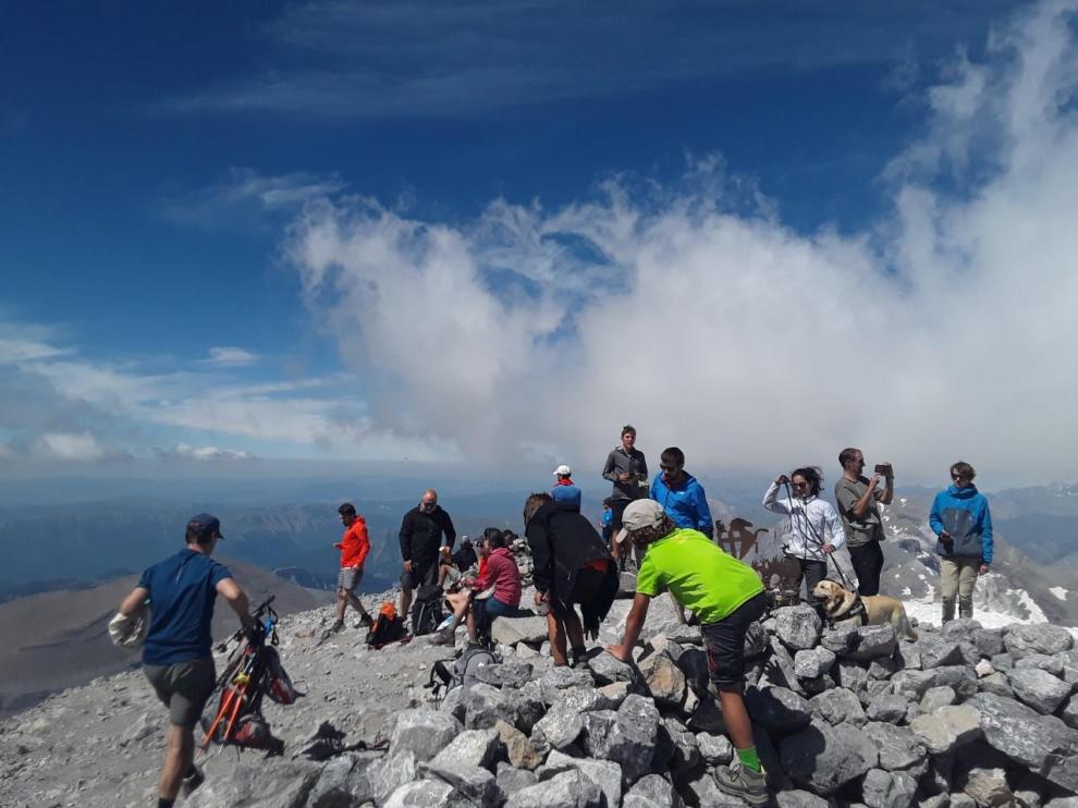 Montañeros en la cima de Monte Perdido el sábado 1 de agosto, primer fin de semana del mes vacacional por excelencia.
