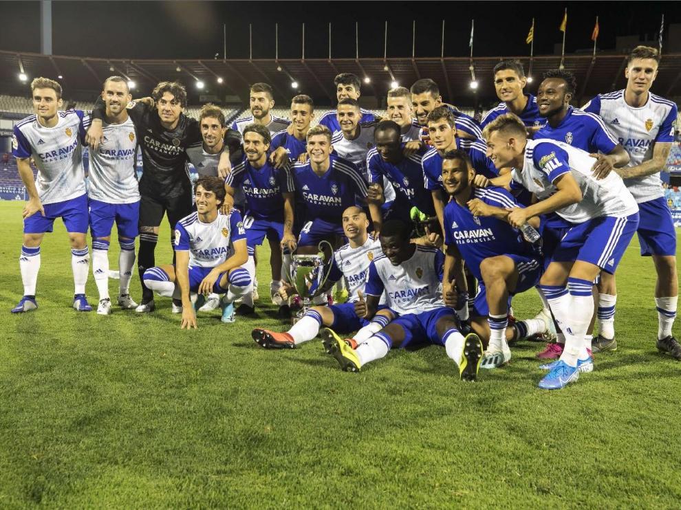 Los futbolistas del Real Zaragoza, en agosto de 2019 tras ganar el último Trofeo Ciudad de Zaragoza-Memorial Carlos Lapetra en La Romareda al Alavés (0-0, por penaltis).