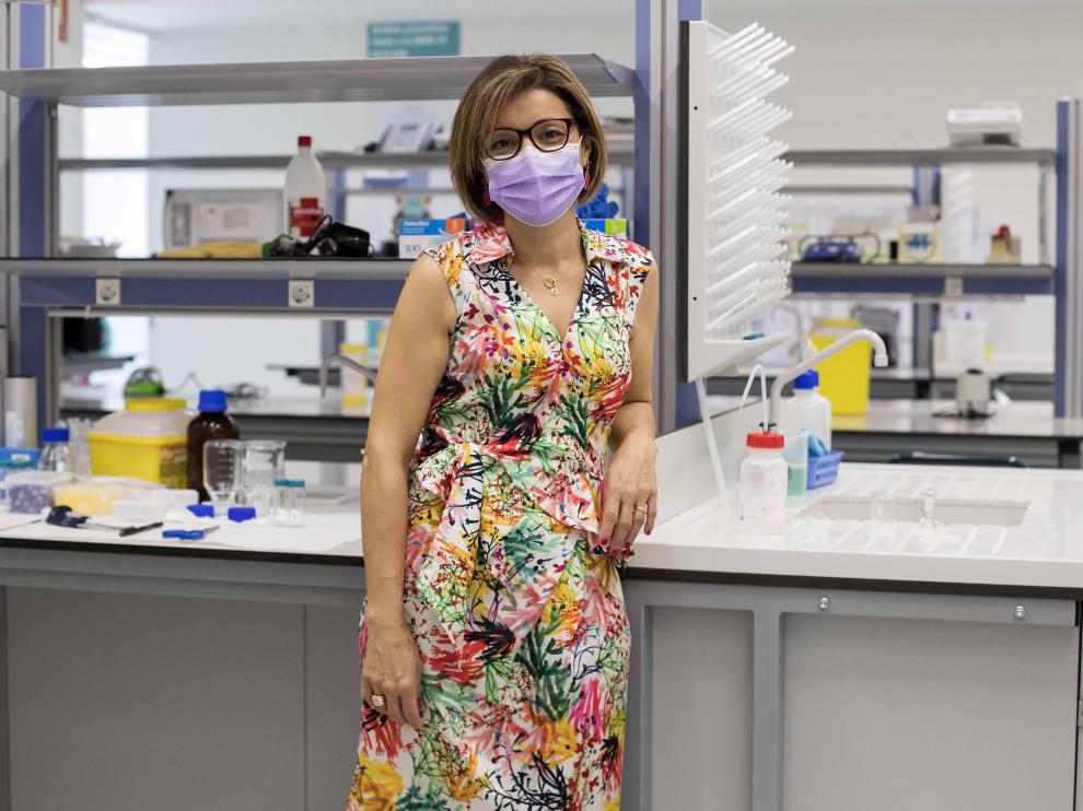 Berta Sáez, rectora de la Universidad San Jorge, en un laboratorio del campus.