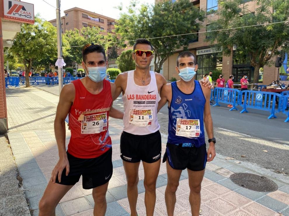 Camilo Santiago, en el centro, junto a los otros dos atletas que completaron el podio de la prueba.
