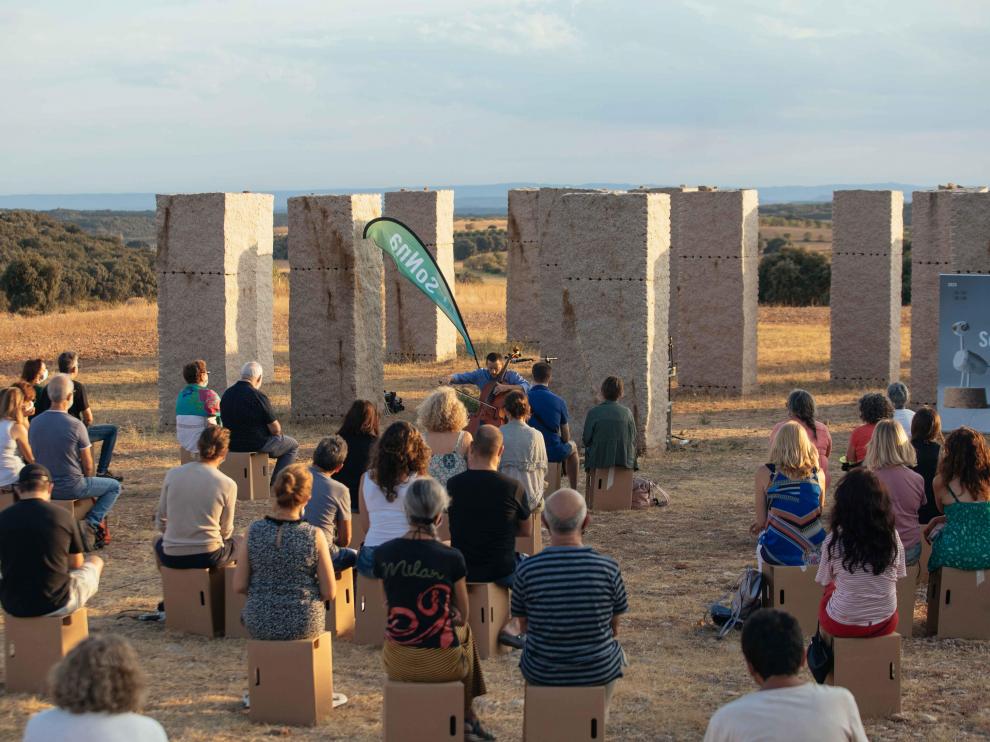 Actuación de Matthieu Saglio en Abiego, dentro del festival Sonna.