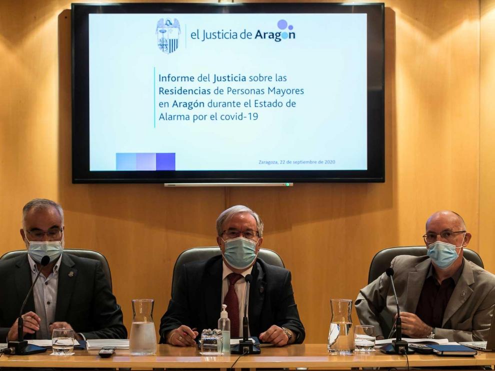 De izquierda a derecha, Javier Hernández, Ángel Dolado y Andrés Esteban, en la sede del Justicia de Aragón.