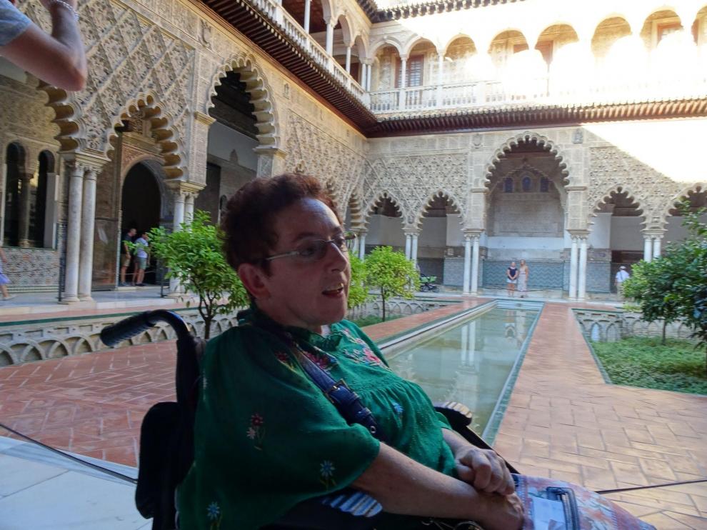 La escritora María Pilar Martínez Barca, en el palacio de la Aljafería.