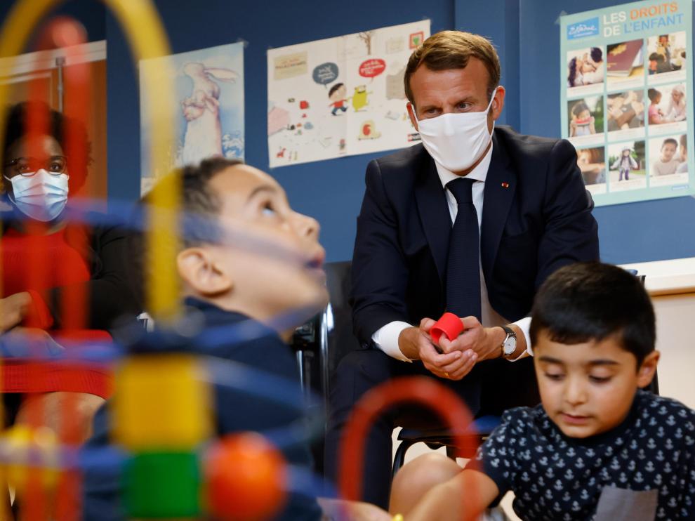 Emmanuel Macron, durante su visita a un centro de protección de menores en los suburbios de París.