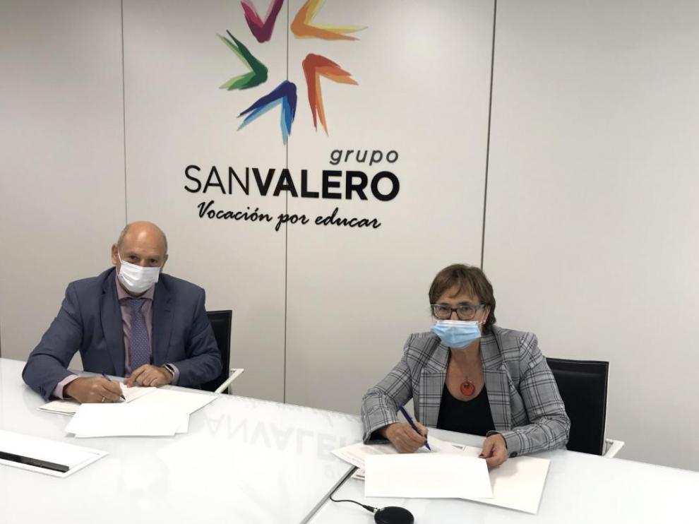 Firma del convenio entre el director general del Grupo San Valero, César Romero, y la directora de la Escuela de Hostelería Guayente, María Ángeles Grasa.