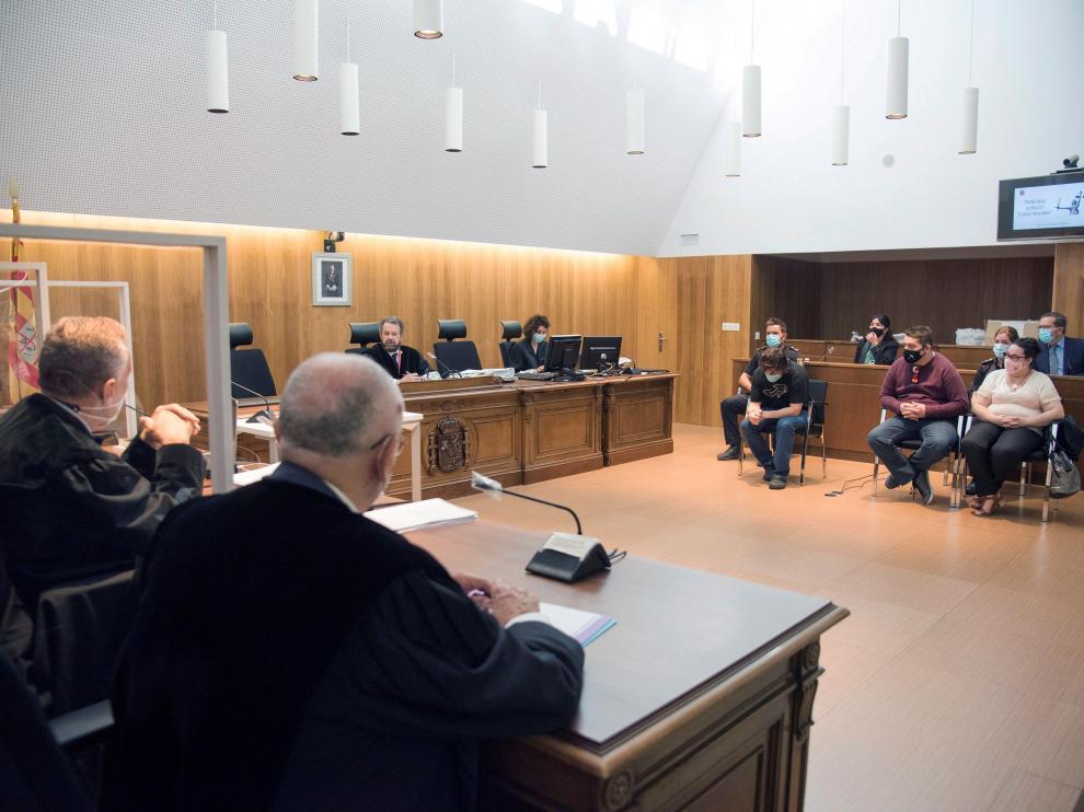 Las acusaciones y las defensas del caso Naiara han presentado este miércoles sus informes finales contra los tres acusados para dejar paso a la deliberación del jurado.