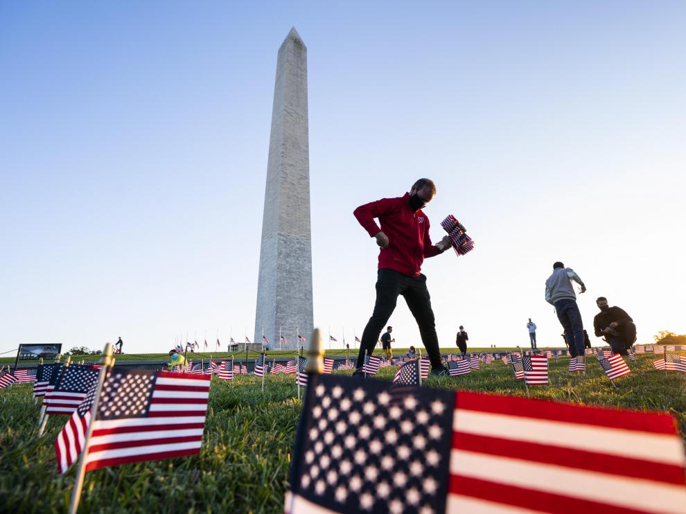 Un memorial por los muertos por coronavirus en Washington.