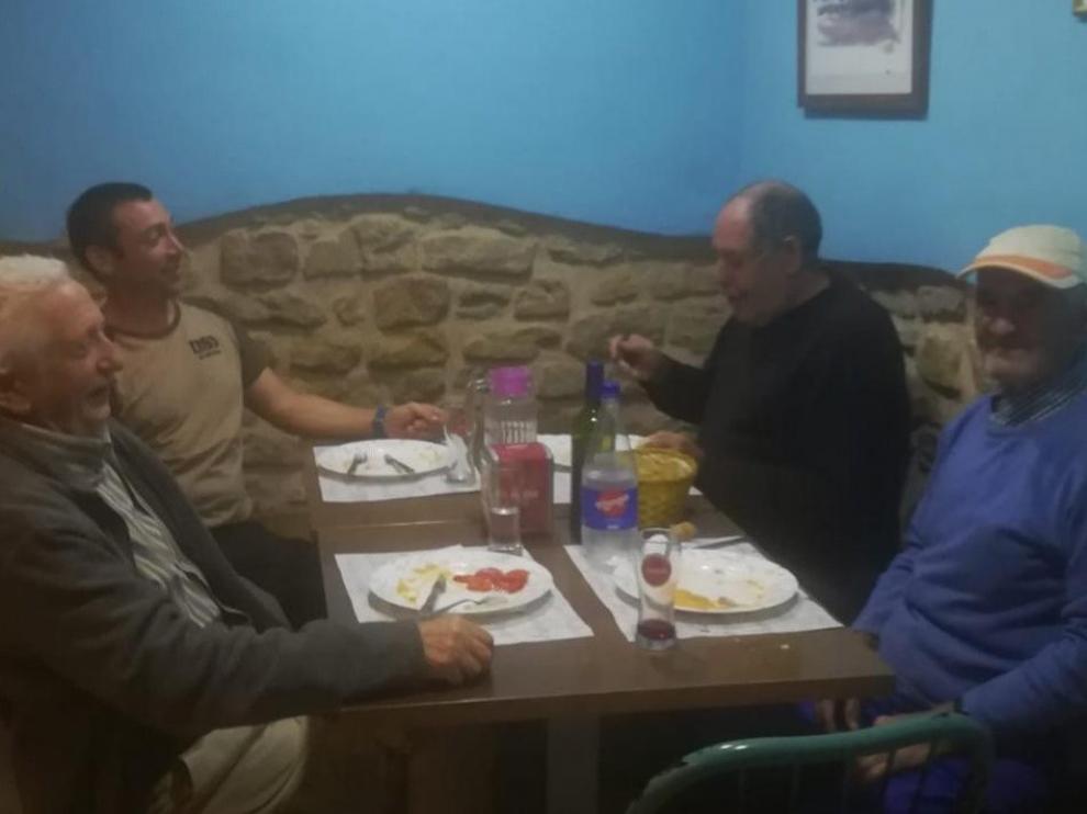 El comedor social de El Frago se puso en marcha el jueves con los primeros comensales.