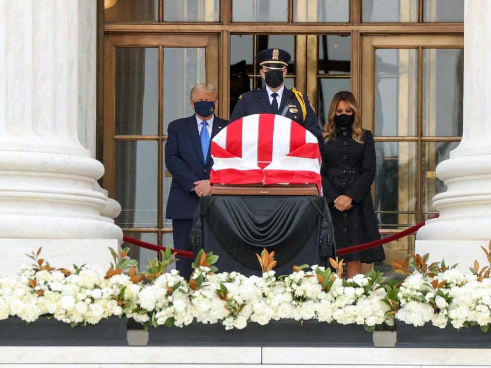 El presidente Trump y su esposa, Melania, tras el féretro de la juez Ginsburg en la escalinata del Tribunal Supremo.