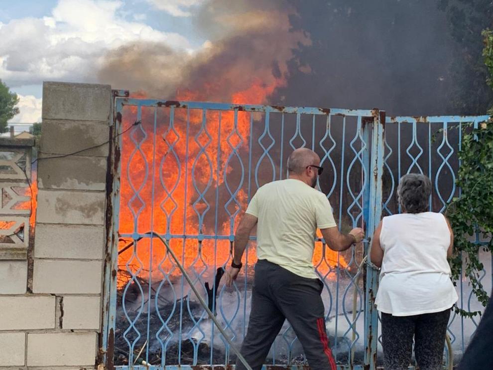 Incendio en una parcela vacía de la urbanización El Sisallar en Nuez de Ebro